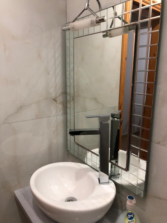 Center Hotel Pirro 希马拉 外观 照片