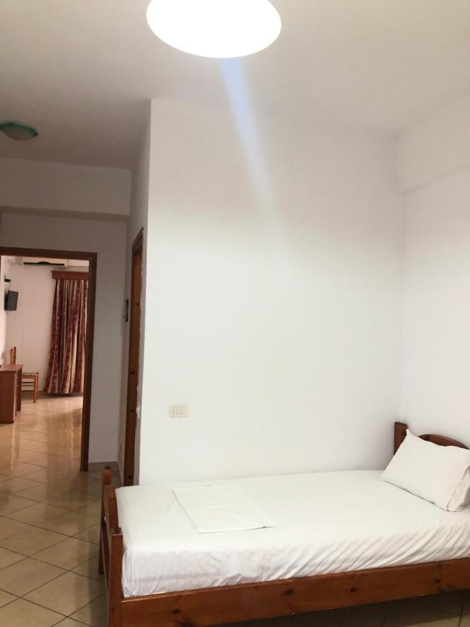 Center Hotel Pirro 希马拉 外观 照片
