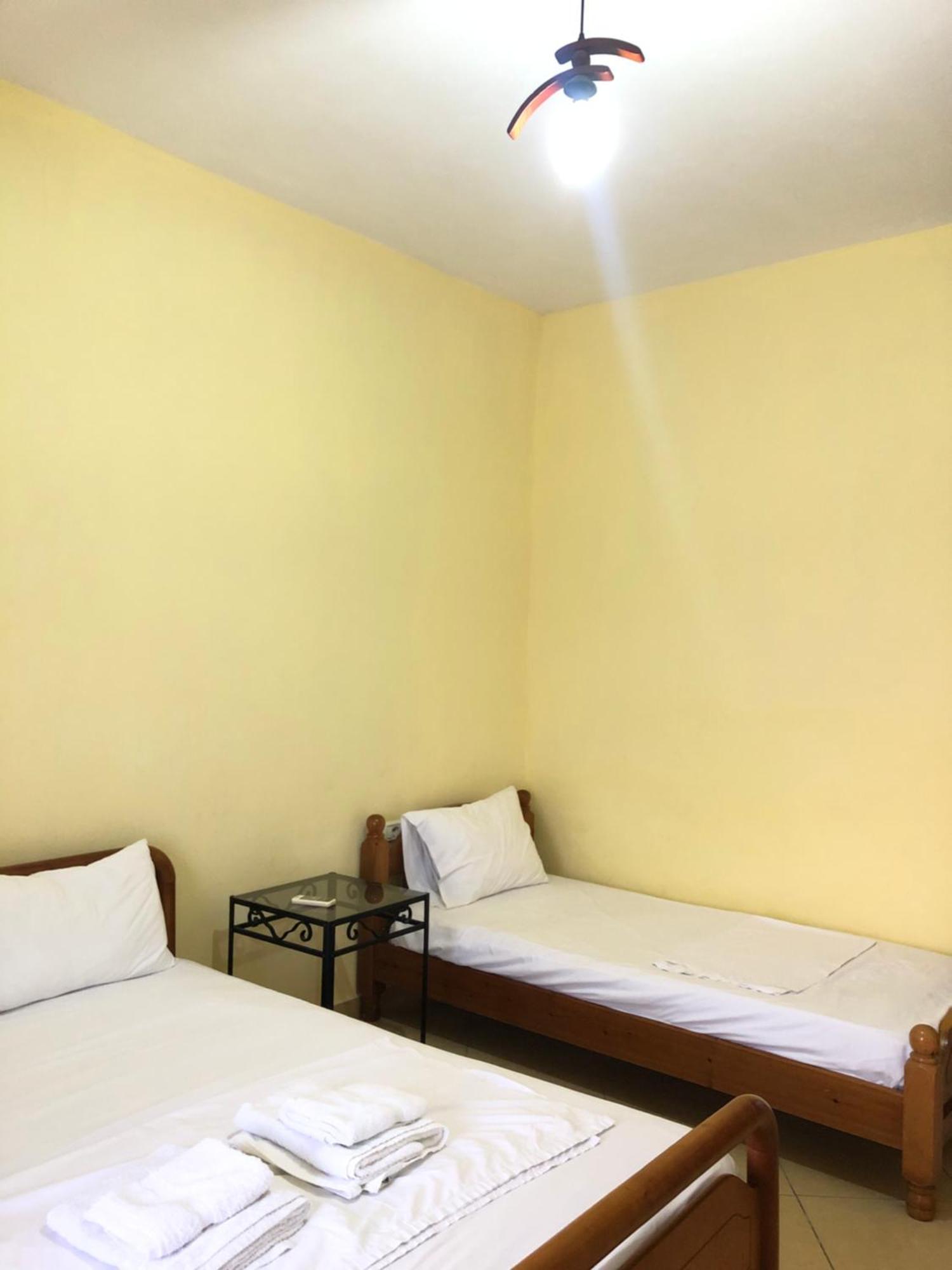 Center Hotel Pirro 希马拉 外观 照片